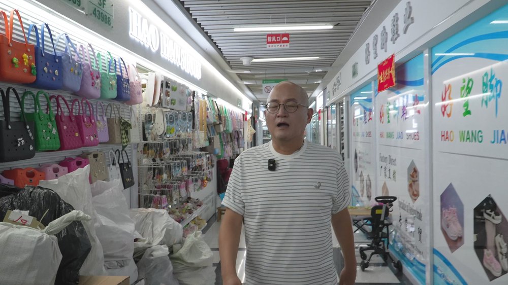 가방 매장 — 색상별로 걸린 가방 샘플