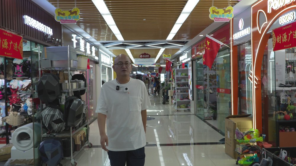 반려동물 용품 시장 — 케이지와 이동장이 진열된 매장