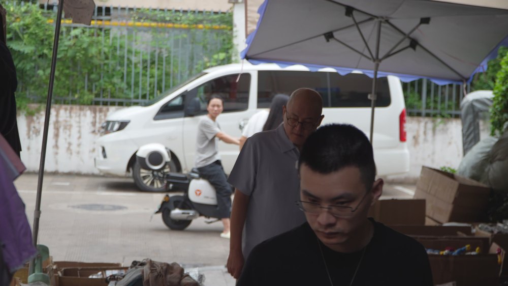 이우 재고(库存)시장 거리 — 옷걸이와 상자가 늘어선 도매 골목